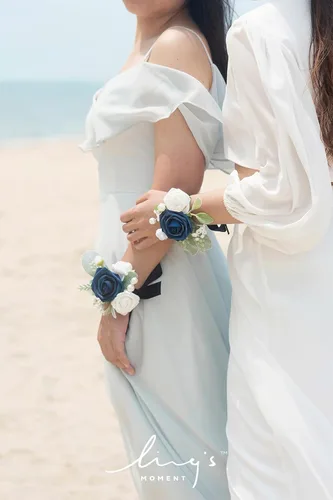Vista 7 de Ling's Moment Paquetes de flores de boda prearreglados en azul polvoriento y azul marino, paquete de boutonnieres y ramilletes de muñeca