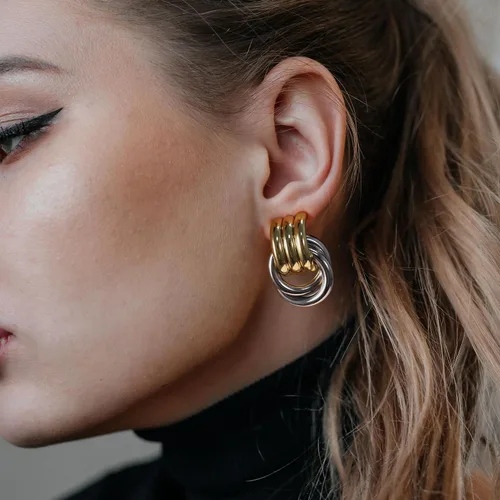 Vista 2 de Aretes gruesos de nudo dorado para mujer, aretes de eslabones largos con diseño geométrico de oro y plata