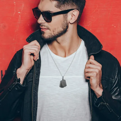 Vista 2 de Cupimatch Collar con colgante de doble etiqueta de perro de acero inoxidable estilo ejército para hombre con cadena de 22 pulgadas, plata