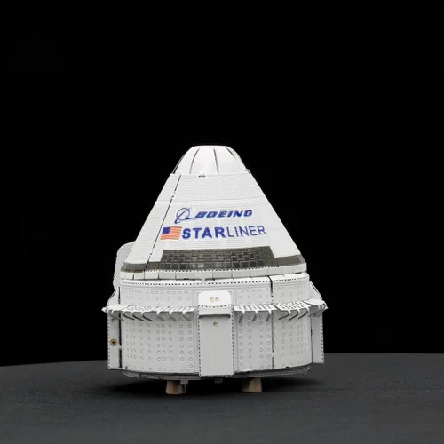 Vista 4 de Metal Earth Boeing CST-100 Starliner 3D Kit de modelo de metal con pinzas Fascinaciones
