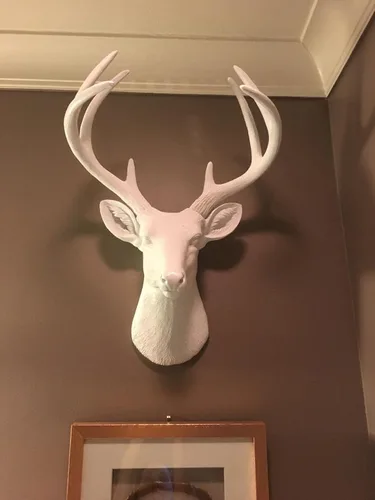 Vista 3 de Cabeza de ciervo, decoración de pared de Wall Charmers. Busto de imitación de taxidermia, metalizado, fabricado en resina, Poliresina, Blanco, L