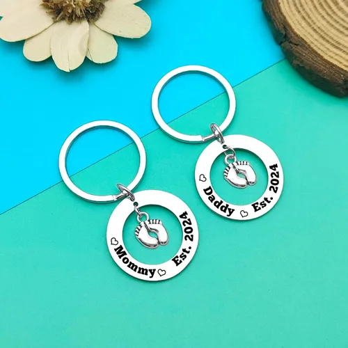 Vista 5 de Regalos de anuncio de embarazo para papá y mamá Est 2023 Juego de llaveros para nuevos padres, regalo por primera vez, regalo para papá y mamá