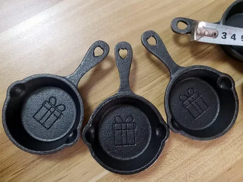 Vista 4 de HAWOK Mini sartén de hierro fundido con bolsa de regalo de tarjeta de deseos DIA. 2.75 pulgadas Juego de 6 negras