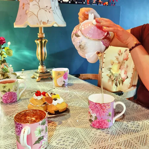 Vista 4 de Tetera de porcelana de hueso, teaset inglés, diseño floral de dalia con borde dorado, 37 onzas