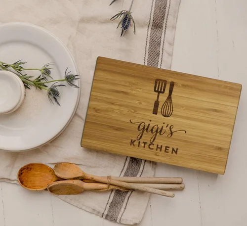 Vista 3 de Andaz Press Tabla de cortar de madera de bambú grabada con láser, 9.5 x 6 pulgadas, Gigi's Kitchen - Regalo de cumpleaños para mamá y abuela Cocina