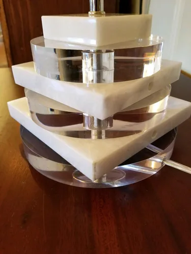Vista 4 de B&P Lamp® Base de lámpara de acrílico transparente redonda de 4 pulgadas de diámetro con forma de alambre