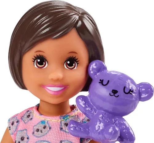 Vista 2 de Barbie Skipper Babysitters Inc. - Juego para dormir con muñeca pequeña, tienda de campaña y saco de dormir