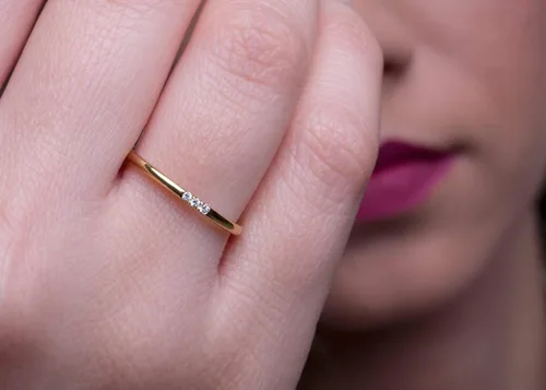 Vista 4 de Anillo delgado de mujer con 3 diamantes en oro macizo de 9K, 14K y 18K, fino hecho a mano, anillo midi, delicado anillo de diamantes, anillo