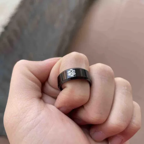 Vista 3 de Anillo de anime Trafalgar Lawbigote blanco flamenco con logotipo para hombres y niños, anillo negro de 0.315in de ancho, joyería de una pieza