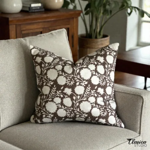 Vista 2 de Generic Funda de almohada floral moderna orgánica marrón, diseño floral bohemio de 18 x 18 pulgadas