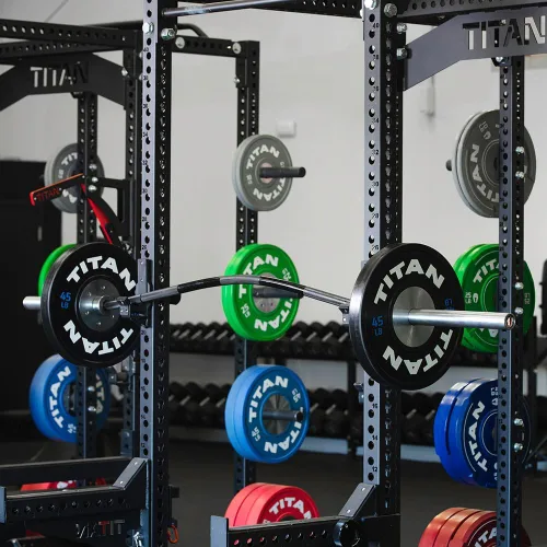 Vista 3 de Titan Fitness Barra eléctrica Yukon de óxido negro, barra olímpica de 96 pulgadas con curvatura de 6 pulgadas para mayor comodidad durante