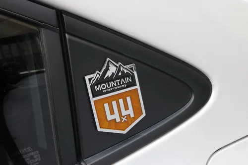 Vista 4 de Adhesivo metálico para automóvil de montaña de campo traviesa de 4 x 4, calcomanía de carreras todoterreno, emblema cromado para vehículos