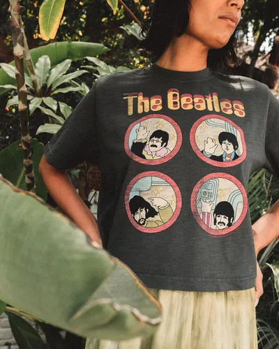Vista 3 de Camiseta de cuello alto falso de The Beatles Yellow Sub Crop para mujer