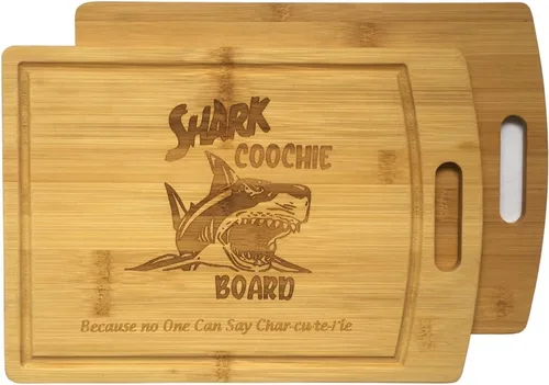 Vista 4 de Shark Coochie - Tabla de cortar de bambú, con ranuras para jugos, patrón grabado con láser, tabla de embutidos (11 x 8 pulgadas)