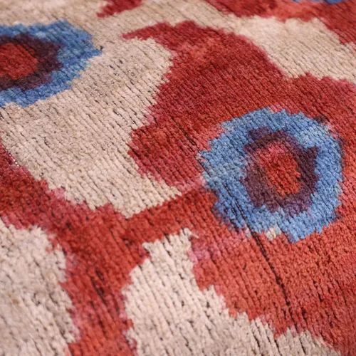 Vista 4 de CANVELLO Almohada de terciopelo de lujo hecha a mano con inserto de plumón, 16 x 24 pulgadas, patrón geométrico floral en rojo, azul y marfil, cojín