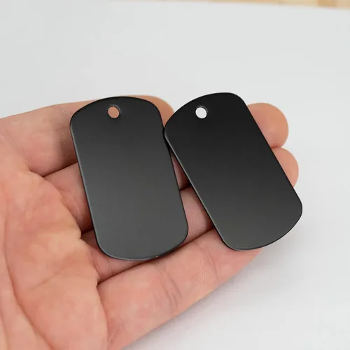 Vista 4 de StayMax Etiquetas en blanco de grabado de aluminio anodizado Paquete de 50 unidades (negro)