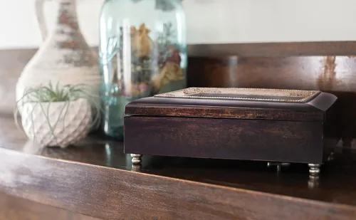 Vista 6 de Cottage Garden Caja de música con acabado de madera oscura para abuelas, reproduce Tune You are My Sunshine