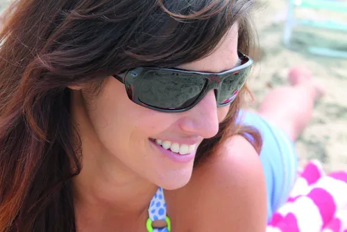 Vista 4 de Gafas de sol polarizadas HD para hombres y mujeres, gafas de sol con estuche y paño de limpieza
