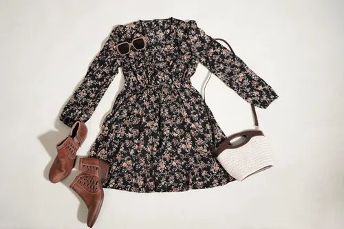 Vista 5 de CUPSHE Mini vestido floral con volantes, manga campesina, vestido de otoño, casual, vacaciones Negro