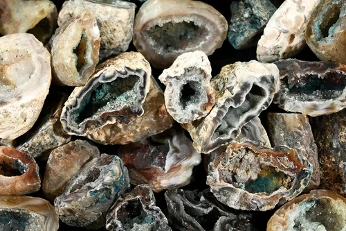 Vista 2 de OCO Geoda ágata natural de 2 pulgadas, rocas y minerales pulidos, cristales curativos de chakras de raíz, cristales y piedras naturales crudas