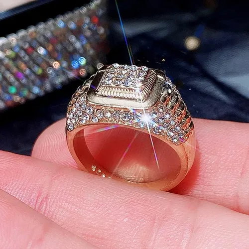 Vista 4 de Anillo de cristal de hielo para hombre, chapado en oro de 14 quilates, brillante hip hop, cristal de hielo, anillo de lujo súper grande para hombre