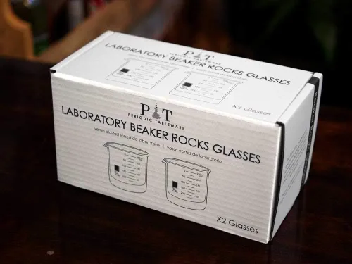Vista 5 de Vasos Beaker Rocks – Vasos de whisky de base gruesa inspirados en el laboratorio por Periodic Tableware (juego de 2)