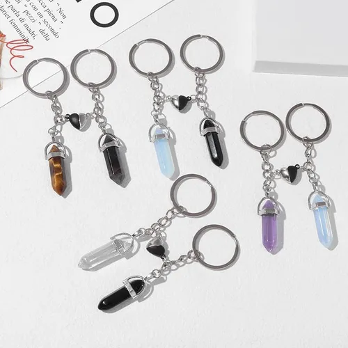 Vista 2 de Juego de 2 llaveros de piedra natural, colgante de cristal hexagonal de ojo de tigre para mujeres y hombres, decoración de automóvil