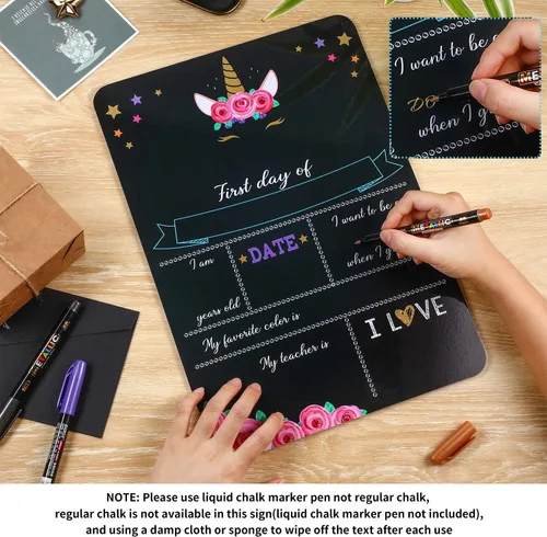 Vista 3 de Pizarra para tiza con diseño de unicornio con texto en inglés “First Day of School”. Pizarra para compartir fotos del primer y último día de clases.