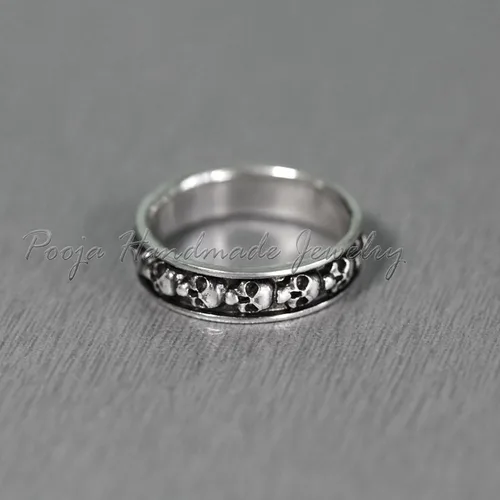 Vista 3 de Anillo de banda de calavera oxidada, colección Love To Death, anillo de compromiso de cráneo, pequeño anillo unisex meñique, anillo de banda