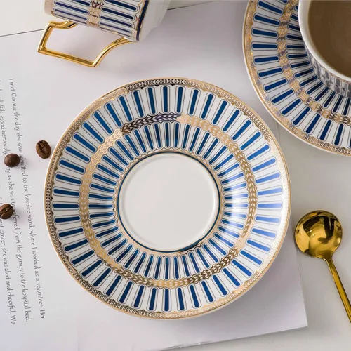 Vista 2 de Juegos de tazas de café de cerámica y platillos, Servicio de tazas de té de porcelana de hueso azul y dorado británico para 4, Caja de regalo, juego