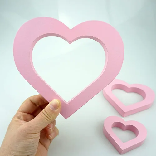 Vista 3 de SaktopDeco 3 piezas de centro de mesa de madera rosa con forma de corazón rosa para mesa del día de San Valentín, chimenea romántica decoración