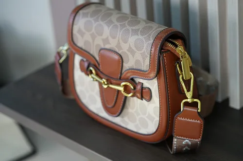 Vista 2 de Bolsos cruzados pequeños para mujer, bolso de cuero, diseño de moda, hebilla dorada