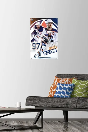 Vista 2 de Trends International NHL Edmonton Oilers - Póster de pared de Connor McDavid 22, 14.725 x 22.375 pulgadas, paquete de póster premium y alfiler