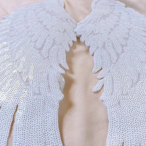Vista 2 de LOCOMO Parche para coser con alas de ángel de lentejuelas grandes para decoración de ropa y chaqueta Blanco
