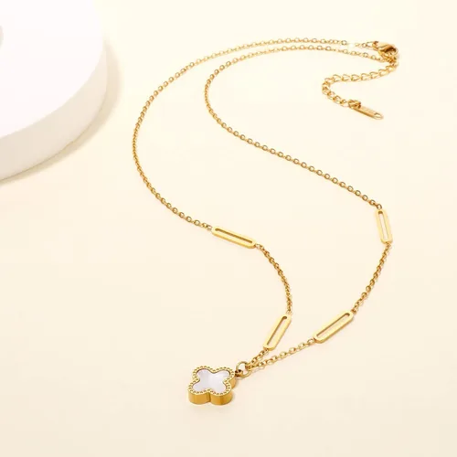 Vista 7 de AILPIWE Gold Clover Necklace for Women,18K Gold Plated Lucky Clover Pendant Necklace, Dainty Gold Necklace for Women Gift