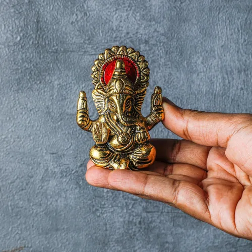 Vista 3 de Desi Favors Ídolo de Ganesha chapado en latón, mini figura de Lord Ganesha hindú de oro natural para tablero de instrumentos del automóvil