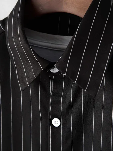Vista 3 de OYOANGLE Conjunto de 2 piezas para hombre, camisa a rayas de manga corta con botones y pantalones cortos con cordón