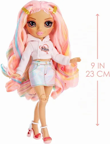 Vista 3 de Rainbow High Rainbow Junior High Edición Especial Kia Hart - Muñeca de moda rosa posable de 9 pulgadas con accesorios y mochila suave