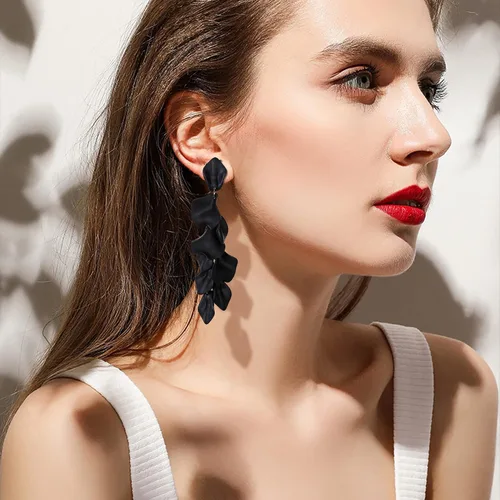 Vista 3 de Flyonce Aretes colgantes largos de pétalos de rosa acrílicos para mujer, aretes colgantes grandes para vacaciones de verano en la playa