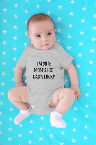 Vista 4 de Crazy Bros Tees Body de una pieza para bebé con texto en inglés "I'm Cute, Mom's Hot, Dad's Lucky