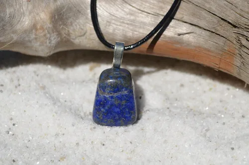 Vista 9 de Collar de cordón de cuero con piedra de lapislázuli, Piedra de lapislázuli caído, lapislázuli
