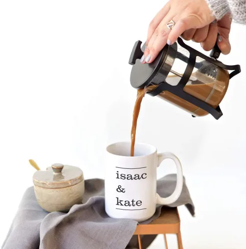 Vista 2 de The Cotton & Canvas Co. Ampersand - Taza de café personalizada con nombres de pareja, taza de café de cerámica de porcelana. Regalo para ella