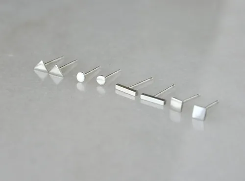 Vista 3 de Juego de pequeños aretes de tuerca con forma geométrica, pequeños aretes de plata esterlina, segundo piercing, tercer piercing, caramelo de oreja