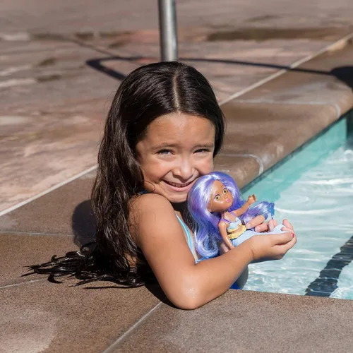 Vista 7 de ADORA Water Wonder - Muñecas de sirena con cola que cambia de color en agua fría, muñeca de bebé de juguete de 7 pulgadas con cintura móvil, regalo