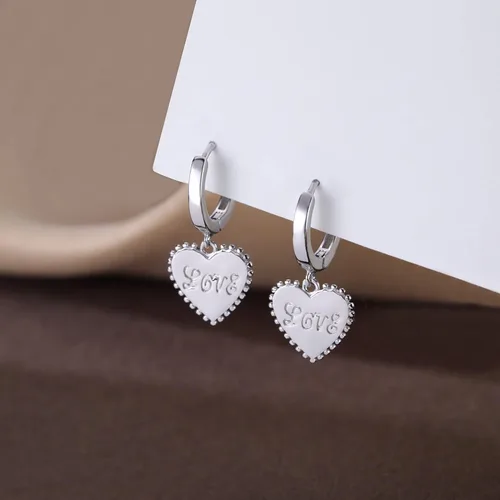 Vista 4 de SLUYNZ Aretes de aro pequeños con corazón de plata Stering para mujeres, adolescentes y niñas, aretes de aro de amor Huggie