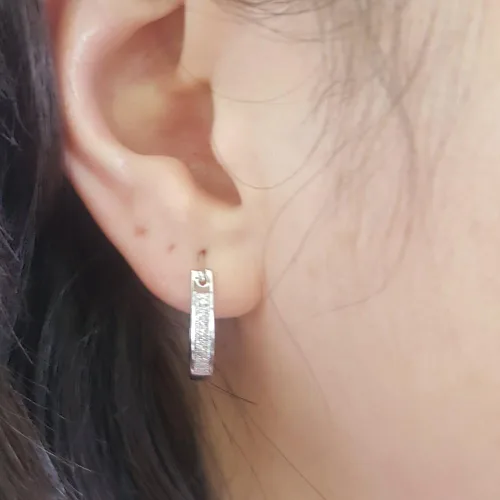 Vista 7 de Dazzlingrock Collection Aretes de aro Huggies con diamantes blancos redondos de 0.15 quilates (ctw) para ella Plata esterlina chapada en oro blanco
