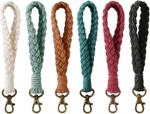 Vista 2 de Fuqimanman2020 Llavero de macramé bohemio hecho a mano con pompón suave para la pulsera, llavero para la muñeca para mujer