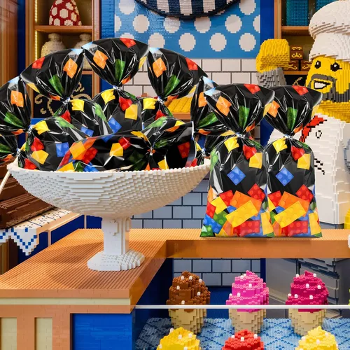 Vista 4 de 100 bolsas de celofán con bloques de construcción, suministros para fiesta de cumpleaños, bolsas de dulces con 100 lazos plateados para recuerdos