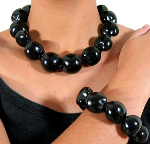 Vista 2 de Native Treasure Juego de 2 collares de tuerca Kukui negra de 16 pulgadas y pulsera elástica a juego Boho Lei Chunky Bead Lumbang Choker, Nueces Kukui