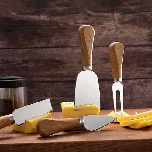 Vista 6 de Juego de cuchillos de queso con mango de madera, mini pinzas para servir, cucharas, tenedores, palillos de dientes, banderas para fiesta de Navidad